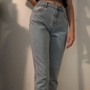 Lightwash mom jeans
